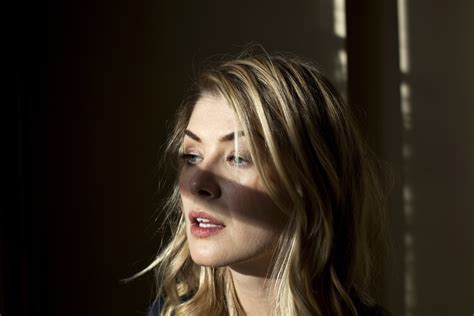 Shes one sexy mama! Rosamund Pike shows off her stunning。